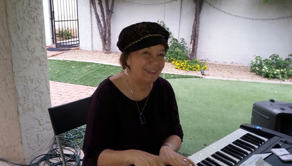 gloria outside piano2